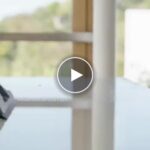 Bezdrátový čistič oken, který vysává a suší – video