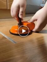 Robustní nástroj na opravu spár v podlaze – video